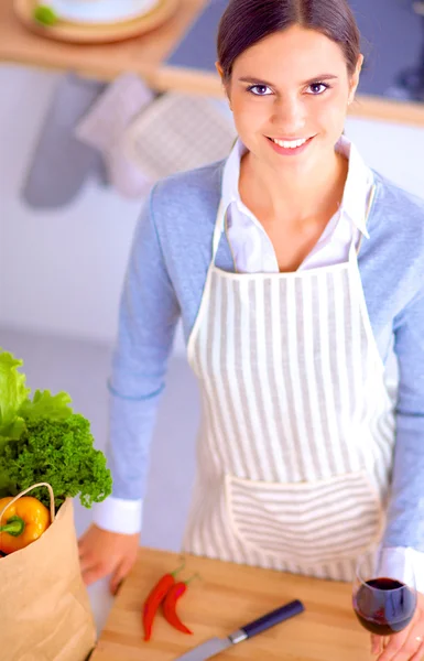 Mujer haciendo comida saludable de pie sonriendo en la cocina — Foto de Stock