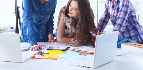 Två mode designers arbetar tillsammans vid skrivbordet — Stockfoto