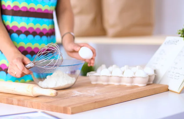 Vrouw bakt taarten in de keuken. — Stockfoto