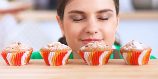 Frau backt Kuchen in der Küche — Stockfoto