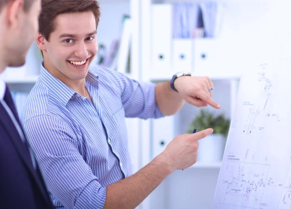 Mensen uit het bedrijfsleven bespreken op zakelijke bijeenkomst, in office — Stockfoto