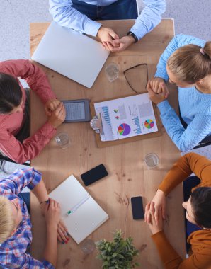 İş adamları iş toplantısında, ofiste oturup tartışıyorlar.