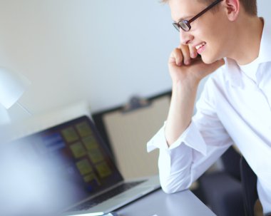 Genç işadamı ofis Resepsiyon duran, çalışma