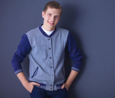 siyah arka plan üzerine yakışıklı bir genç adam portresi