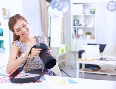 Çekici işkadını fotoğraf makinesi ile ofis masasında oturan