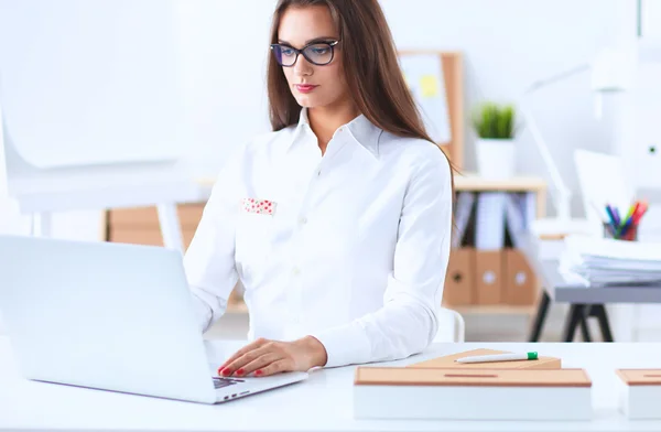 Jolie femme d'affaires assise sur le bureau dans le bureau — Photo