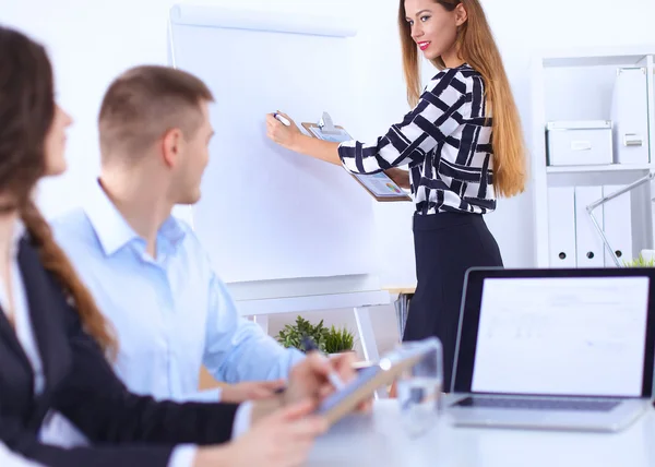 Zakenmensen zitten en discussiëren op zakelijke bijeenkomst, in functie — Stockfoto