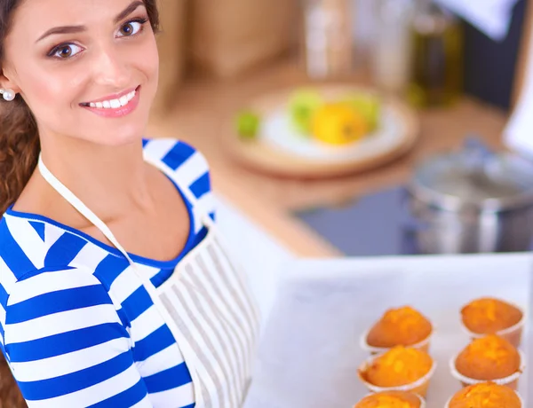 Vrouw bakt taarten in de keuken. — Stockfoto