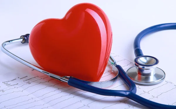 Rött hjärta och stetoskop isolerad på vit bakgrund — Stockfoto