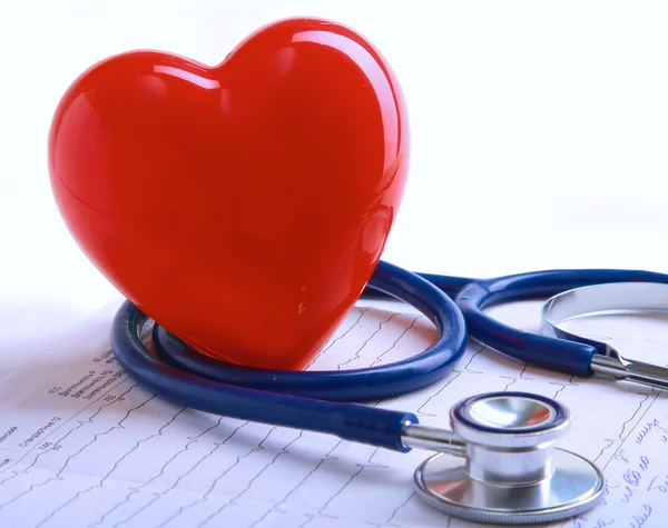 Červené srdce a stetoskop izolovaných na bílém pozadí — Stock fotografie