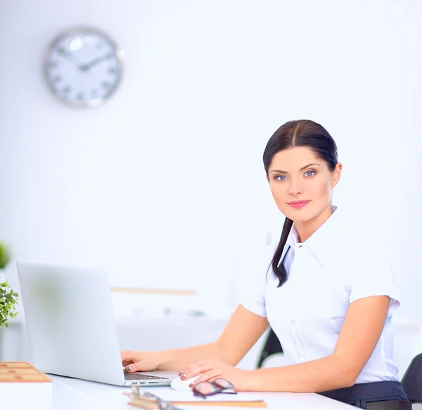 Femme d'affaires attrayant assis dans le bureau — Photo