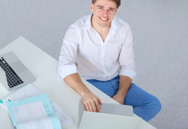 Fiatal üzletember hivatalban, asztalnál ülve — Stock Fotó