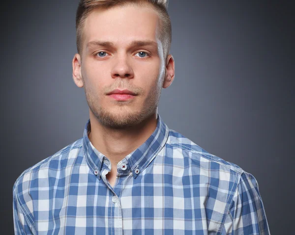 Portret van een knappe jongeman op zwarte achtergrond — Stockfoto