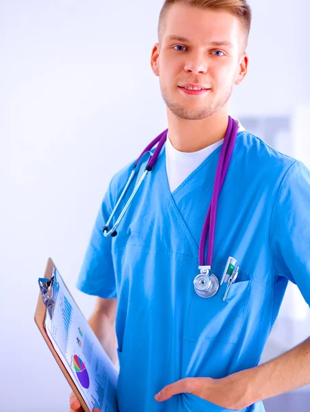 Médico con estetoscopio de pie, brazos cruzados, aislado sobre fondo blanco — Foto de Stock