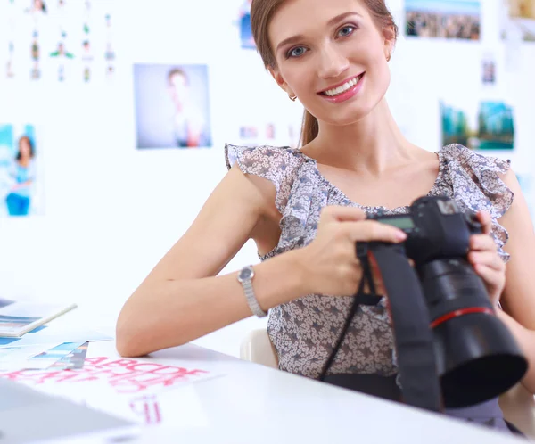 Młoda kobieta fotograf przetwarzania zdjęć siedzi na biurku — Zdjęcie stockowe