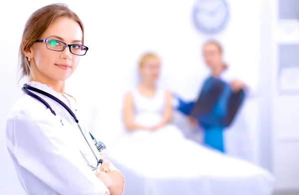 Kvinnelig lege på sykehus – stockfoto