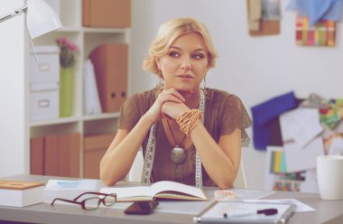 Stüdyoda çalışan genç moda tasarımcısı.