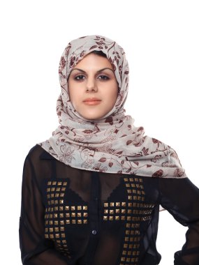 Kırmızı bir başörtüsü giyen genç Asyalı kadın portre