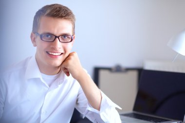 Genç işadamı ofiste masa oturarak çalışma