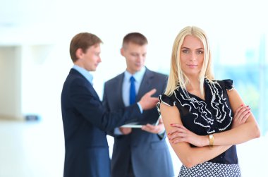 İş kadını ofiste ön planda duran