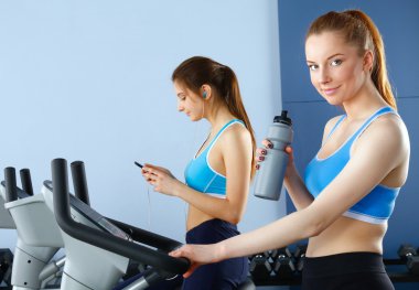 Bir grup insan üzerinde eğitmenler egzersiz jimnastik salonu