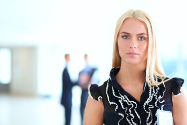 İş kadını ofiste ön planda duran