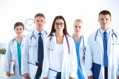 Birlikte ayakta duran bir grup gülümseyen hastane arkadaşının portresi.