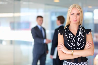 Bir klasörde elleri ile ön planda duran iş kadın