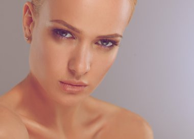 gri arka plan üzerinde izole, güzel bir kadın