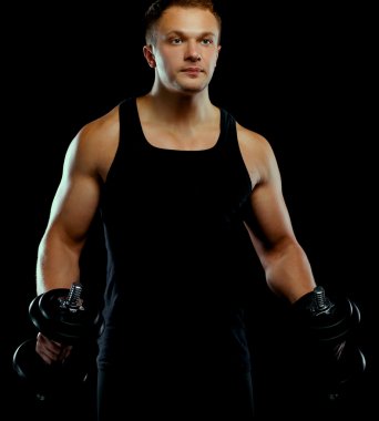 yakışıklı kaslı adam dumbell ile çalışma dışarı