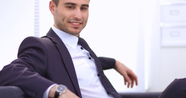 Onun ofisinde oturan genç işadamı