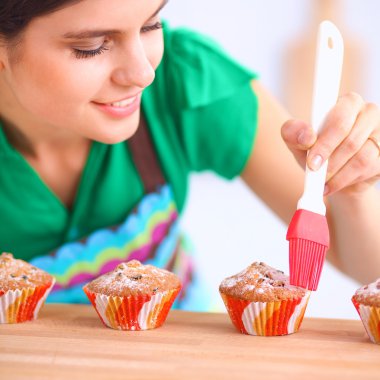 Kadın mutfakta pasta yapıyor.