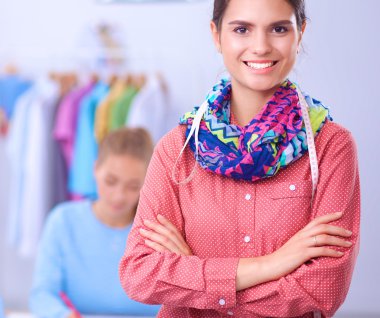 Stüdyoda çalışan genç moda tasarımcısı.