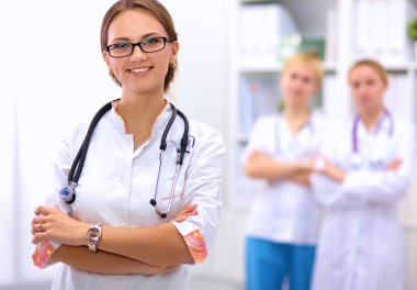 Hastanedeki kadın doktor portresi.