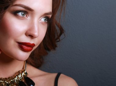 Takı ile genç güzel kadın portresi