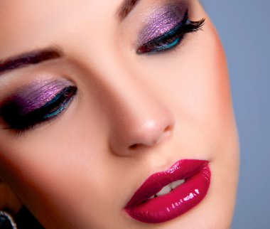 gri arka plan üzerinde duran güzel kadın