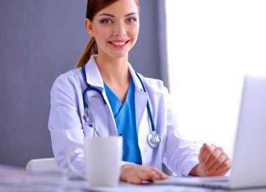 Beyaz arka planda tek başına çalışan kadın doktor