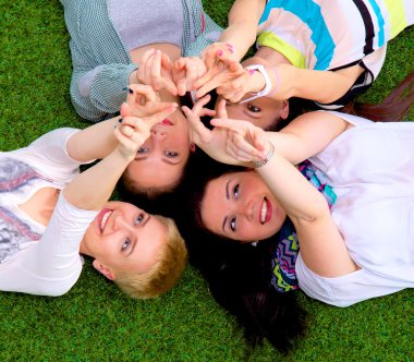 AI ellerinde ile arkadaş grubu