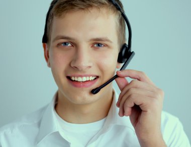 Müşteri Destek işleci ile bir kulaklık beyaz arka plan üzerinde