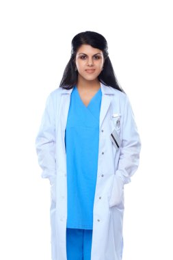 Steteskoplu doktor kadın duvarın yanında duruyor.