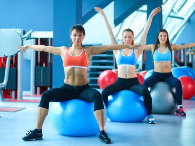 Spor salonunda pilates sınıfındaki bir grup insan.