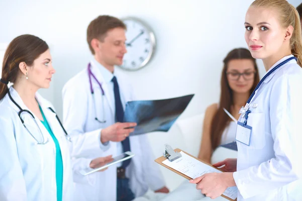 Surgeon and doctor analyzing x-ray together in medical office — Stock Photo, Image