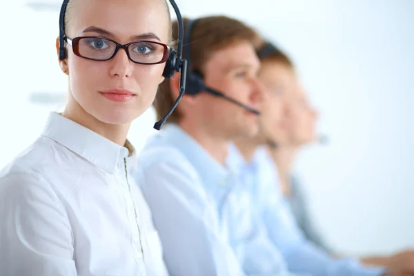 Atractivos jóvenes empresarios y colegas positivos en una oficina de call center — Foto de Stock