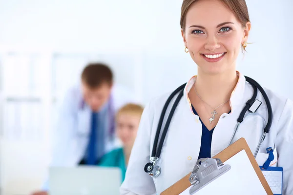 Attraente medico donna di fronte al gruppo medico — Foto Stock