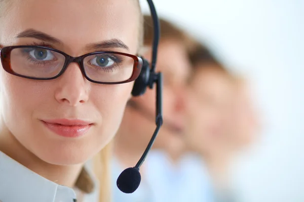 Atractivos jóvenes empresarios y colegas positivos en una oficina de call center —  Fotos de Stock