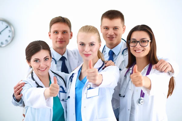 Retrato da equipe de médicos mostrando polegares para cima — Fotografia de Stock