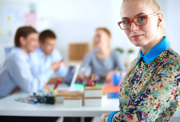 Jonge aantrekkelijke vrouwelijke mode ontwerper werken bij Bureau — Stockfoto