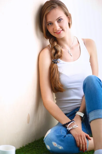 Mujer joven sentada con libro sobre hierba —  Fotos de Stock