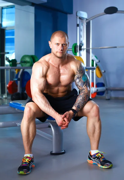 Junger schöner Mann nach dem Training im Fitnessstudio — Stockfoto