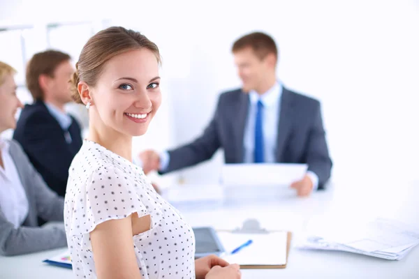 Zakenmensen zitten en discussiëren op zakelijke bijeenkomst, in functie — Stockfoto